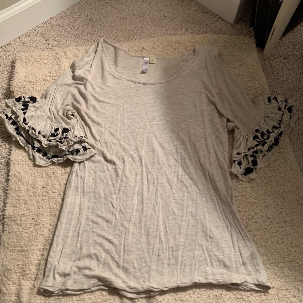 Alya (Francescas Brand) Top with short ruffle sleeves